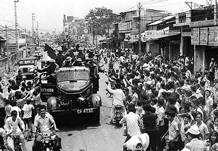 Người dân Sài Gòn hân hoan chào đón quân giải phóng trưa 30/4/1975. (Ảnh tư liệu) 
